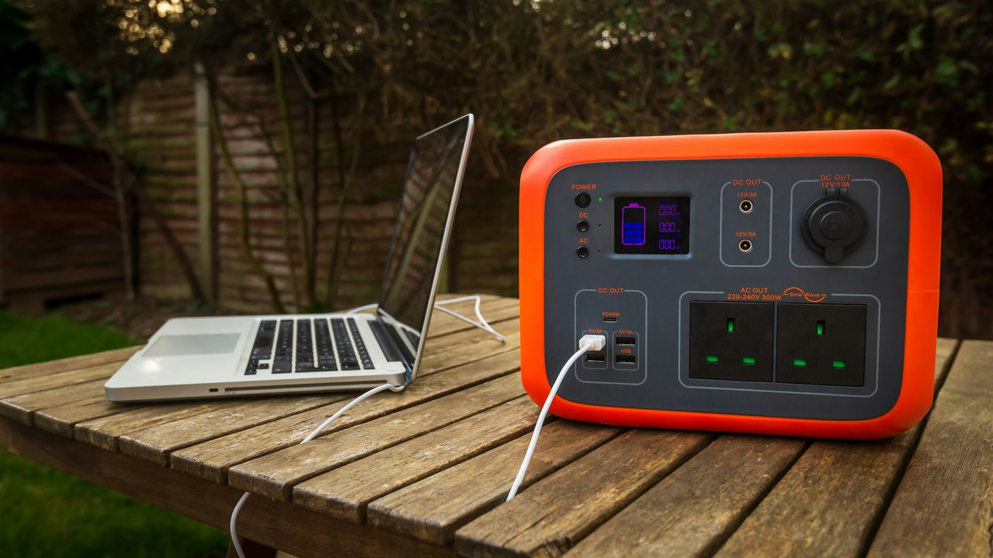 Auf dem Foto sieht man einen Laptop, der an eine Powerstation angeschlossen ist.