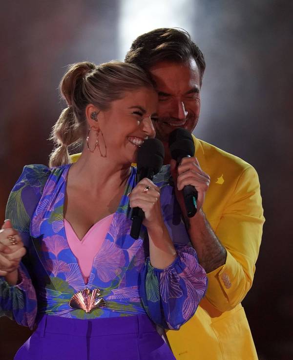Florian Silbereisen schmiegt sich an Beatrice Egli.