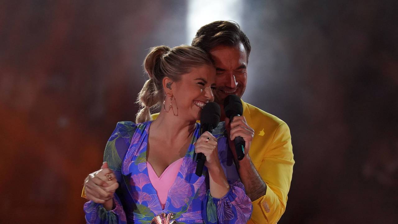 Florian Silbereisen schmiegt sich an Beatrice Egli.