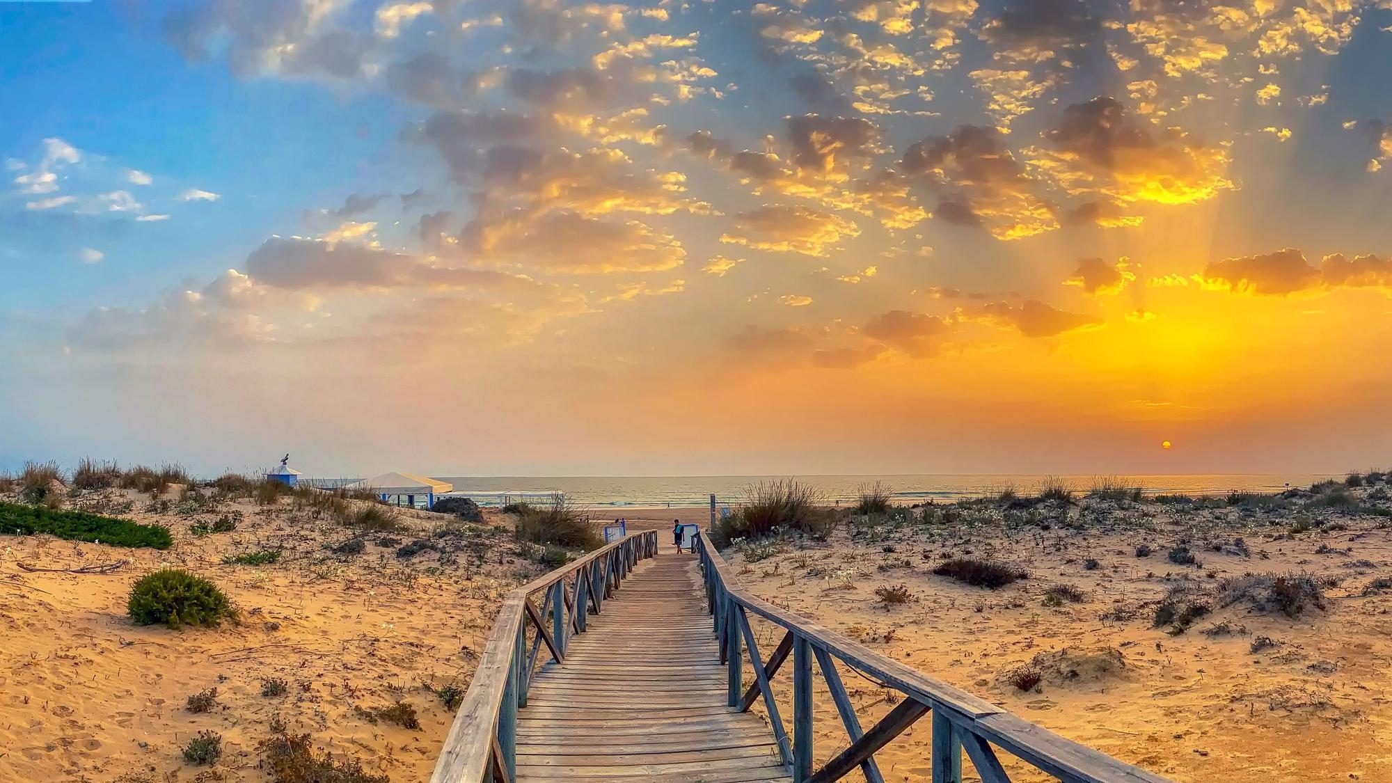 Sonnenuntergang an der Playa de la Barrosa in Spanien