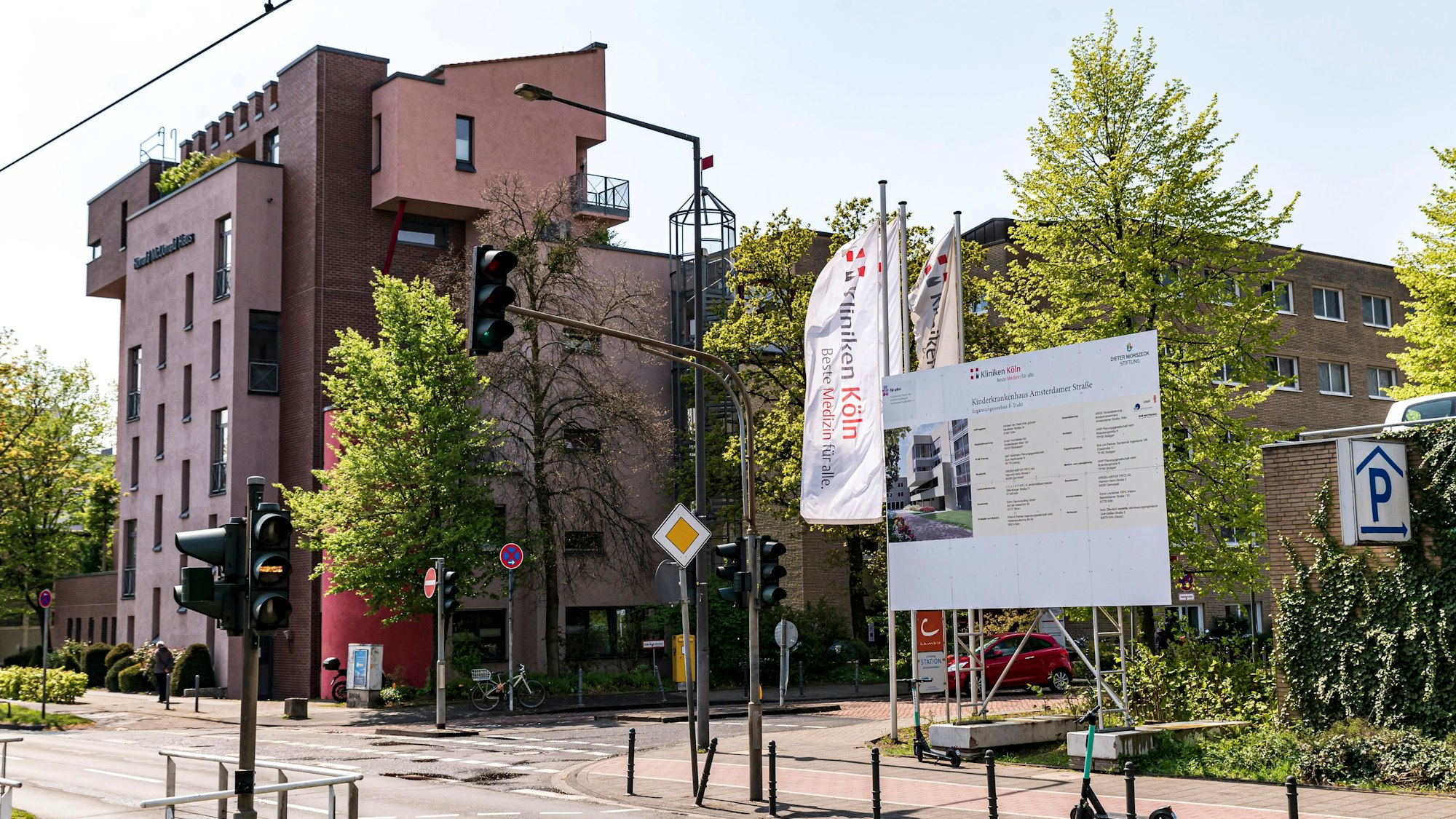 Blick von der Amsterdamer Straße auf das Ronald McDonald Haus in Köln. Es steht neben dem Kinderkrankenhaus.