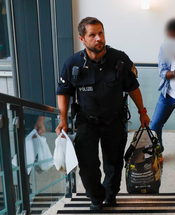 Der Angeklagte (M) wird von der Polizei in Handschellen zum Gerichtssaal, im Landgericht Aschaffenburg gebracht.