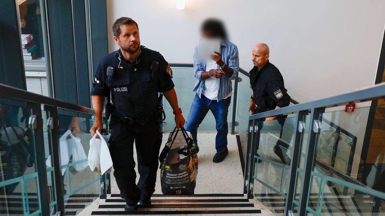 Der Angeklagte (M) wird von der Polizei in Handschellen zum Gerichtssaal, im Landgericht Aschaffenburg gebracht.