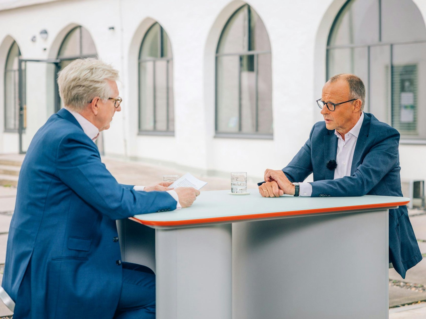Der CDU-Vorsitzende Friedrich Merz (r.) beim ZDF-Sommerinterview mit Theo Koll, ZDF-Moderator und Leiter des ZDF-Hauptstadtstudios.