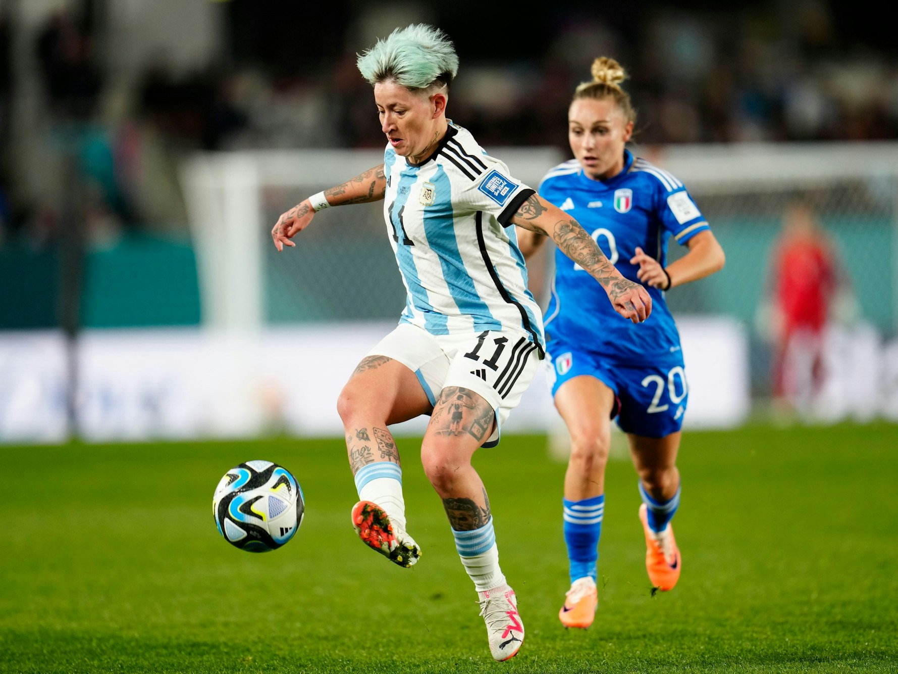 Argentiens Yamila Rodriguez (l) kontrolliert den Ball.