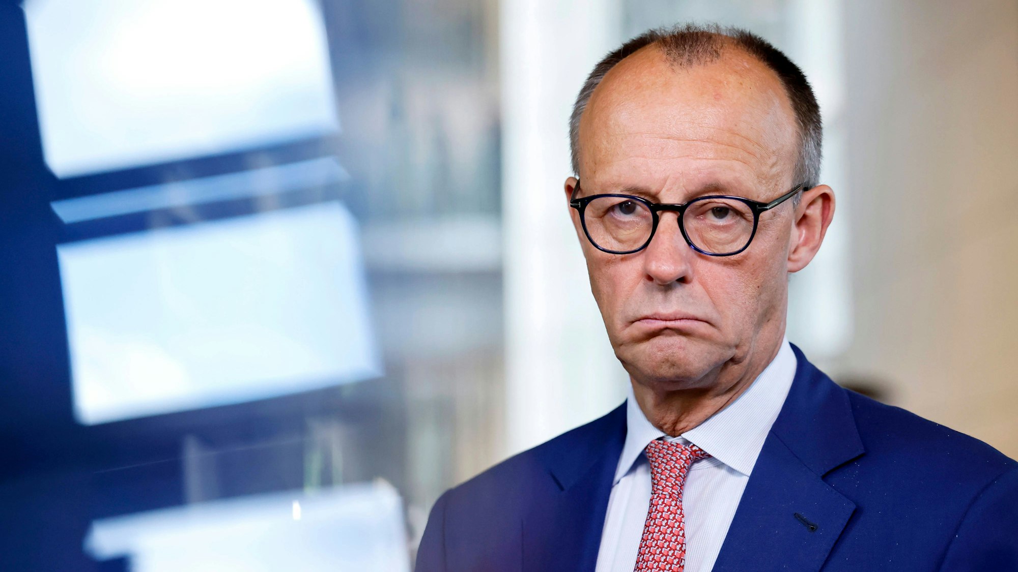 Politiker Friedrich Merz mit grimmiger Miene bei einem Termin in Berlin.