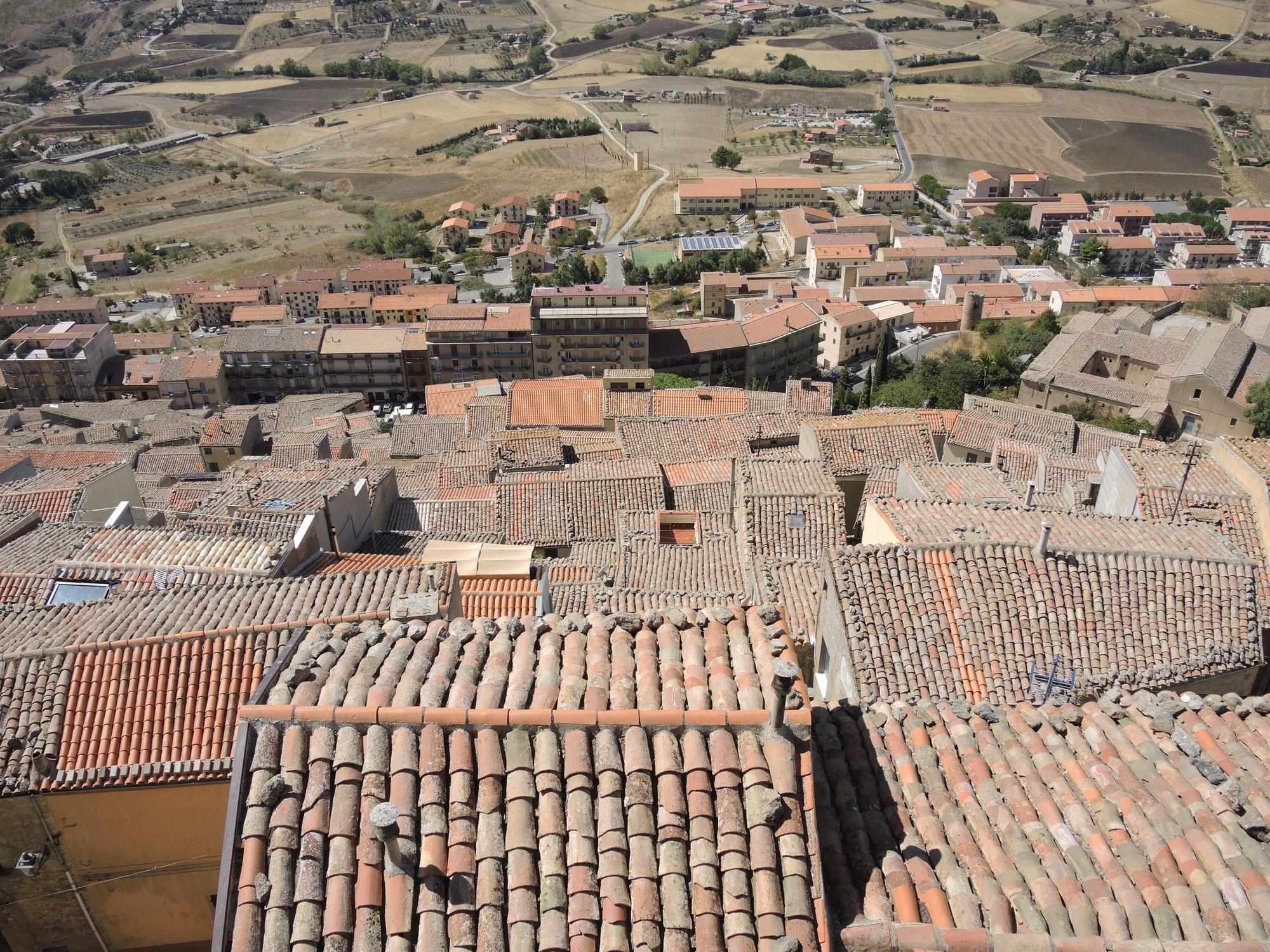 Blick auf Dächer der sizilianischen Gemeinde Gangi (Italien), aufgenommen am 20. September 2017.