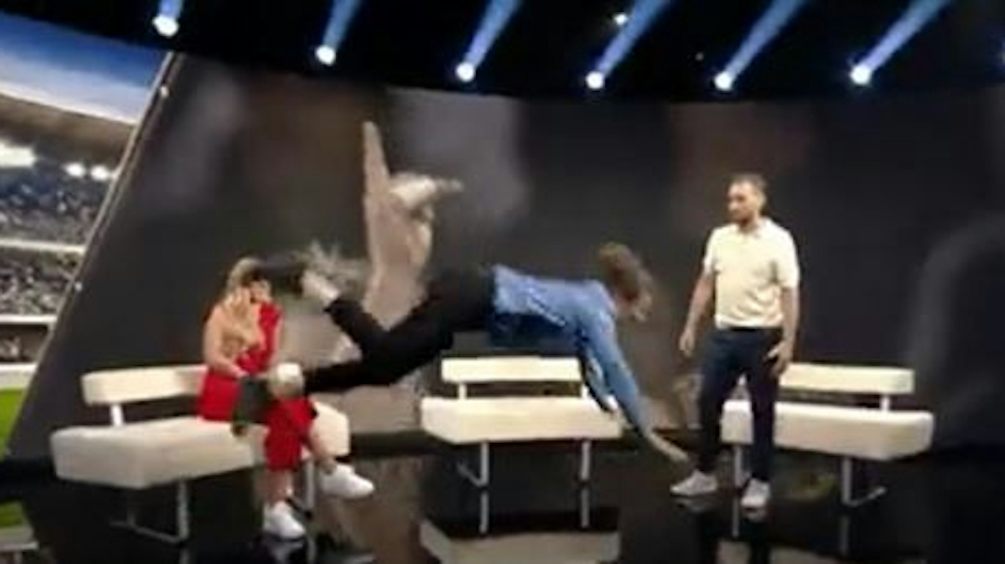 Kathrin Lehmann stellt im Studio einen Flugkopfball nach.