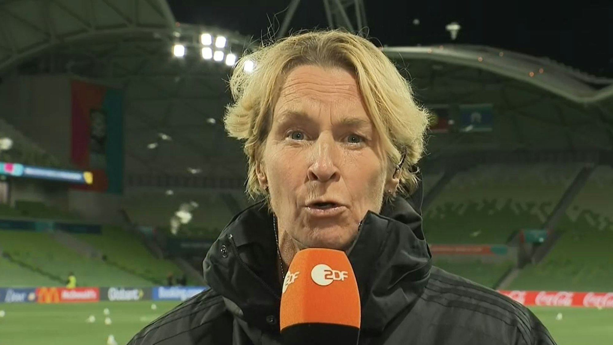 Ein Möwenschwarm fliegt beim Interview von Martina Voss-Tecklenburg mit dem ZDF im Hintergrund umher.