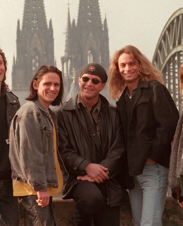 Die Kölner Rockgruppe Brings steht am 30.01.1997 vor der Kulisse des Kölner Doms und der Hohenzollernbrücke.