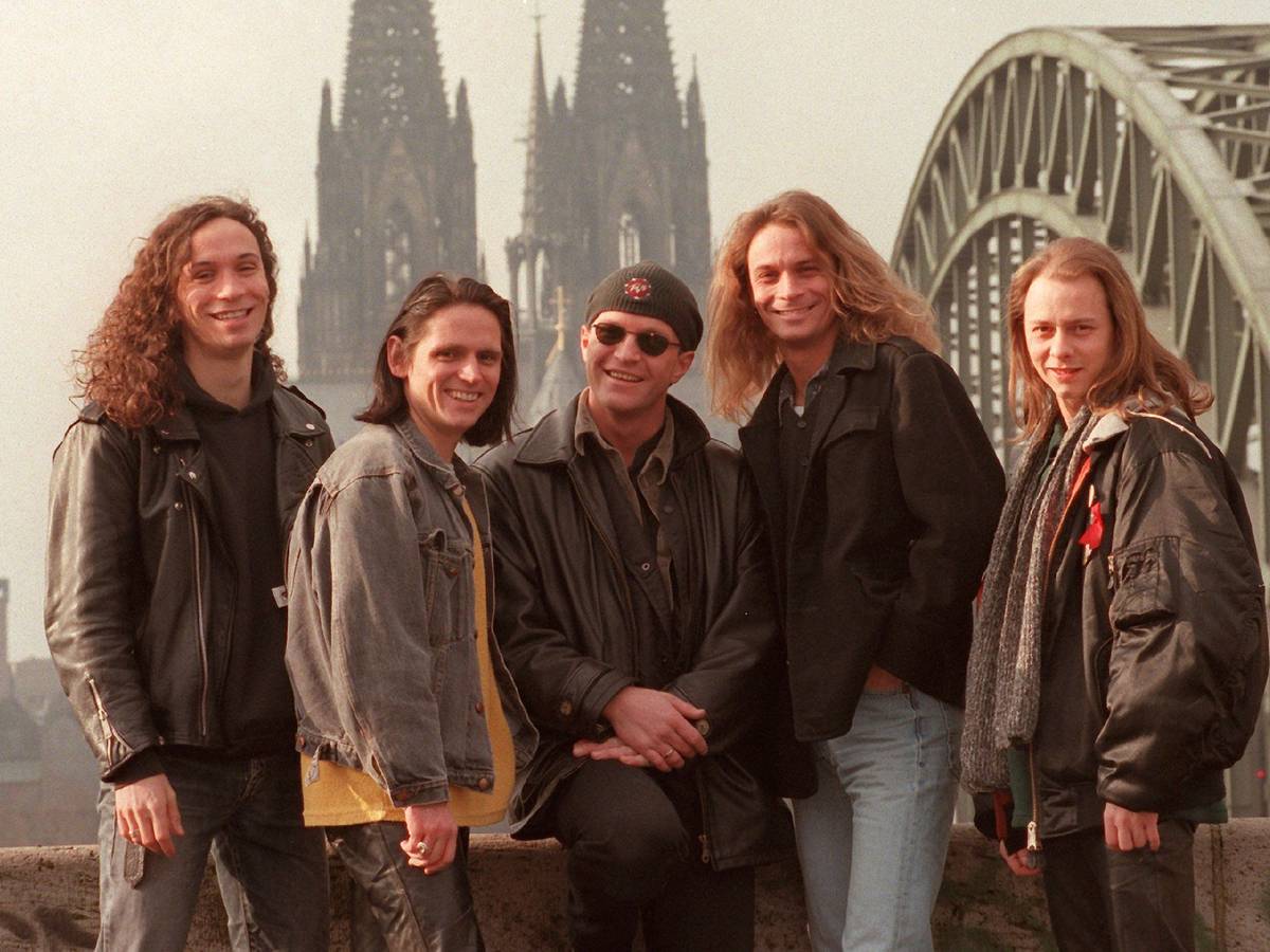 Die Kölner Rockgruppe Brings steht am 30.01.1997 vor der Kulisse des Kölner Doms und der Hohenzollernbrücke.