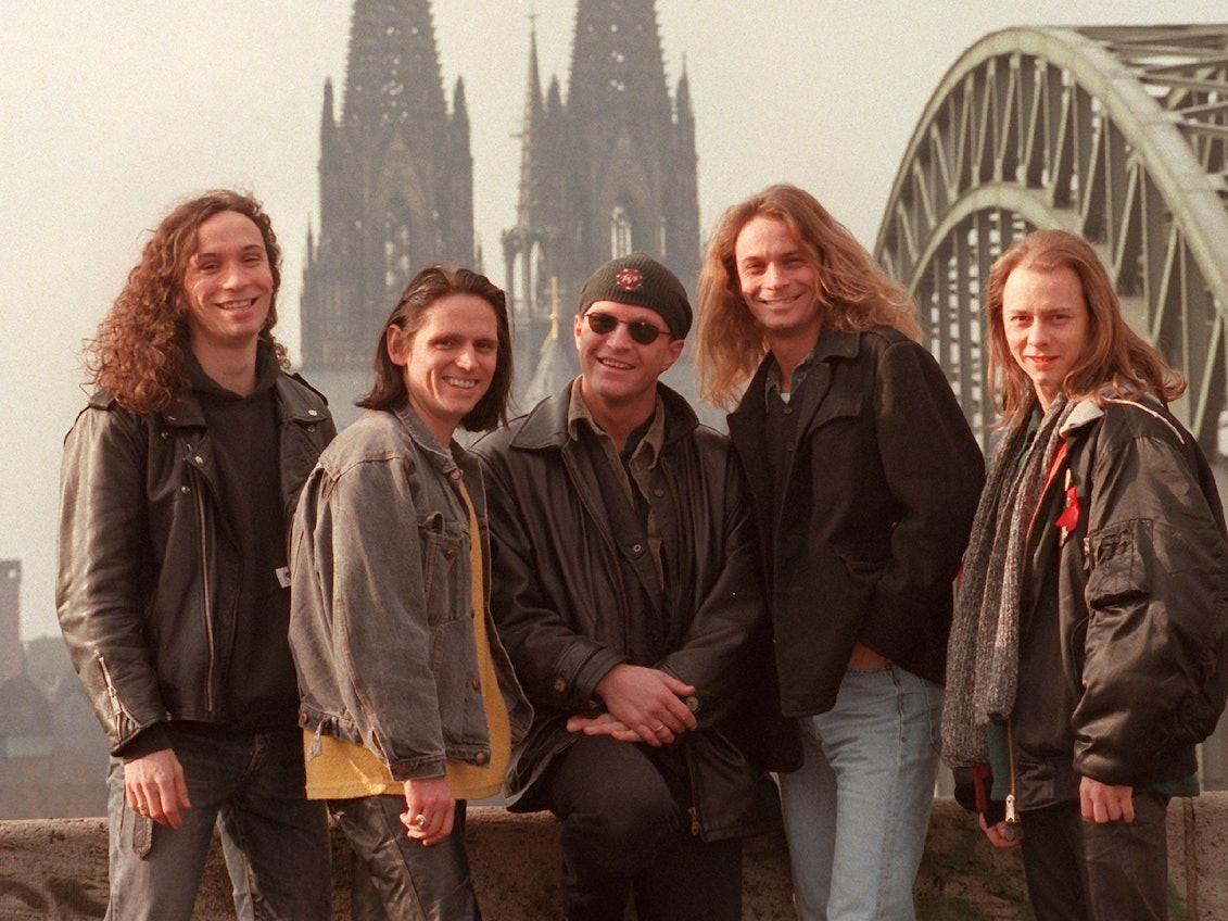 Die Kölner Rockgruppe Brings steht am 30.01.1997 vor der Kulisse des Kölner Doms und der Hohenzollernbrücke.