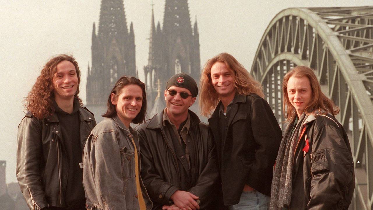 Die Kölner Rockgruppe Brings steht am 30.01.1997 vor der Kulisse des Kölner Doms und der Hohenzollernbrücke.