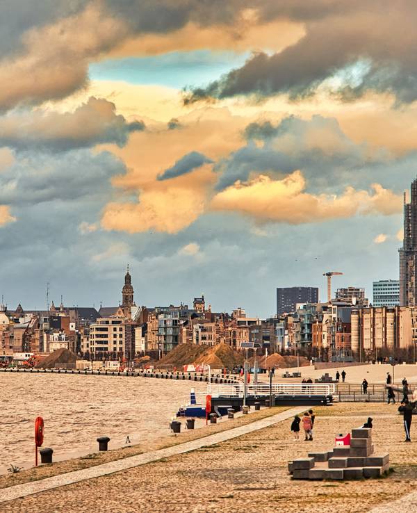 Stadtansicht von Antwerpen bei bedecktem Himmel