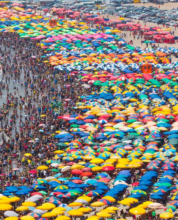 Heillos überfüllter Strand an der peruanischen Costa Verde