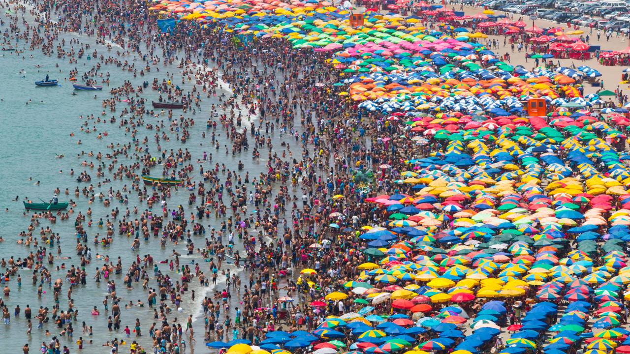 Heillos überfüllter Strand an der peruanischen Costa Verde