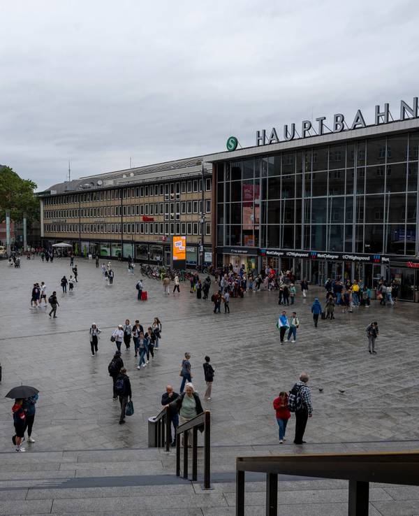 Vor dem Kölner Hauptbahnhof ist nicht viel los. Nur einige Menschen sind zu sehen.