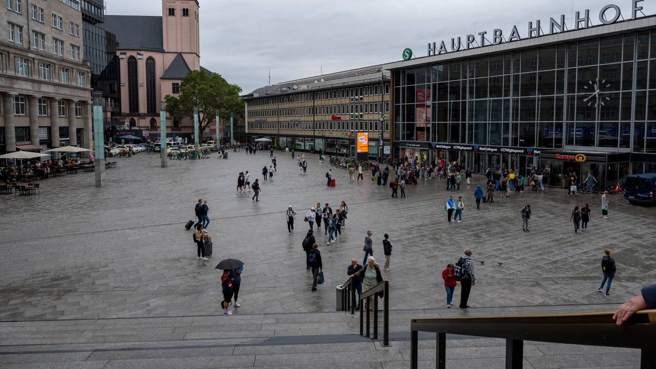Vor dem Kölner Hauptbahnhof ist nicht viel los. Nur einige Menschen sind zu sehen.