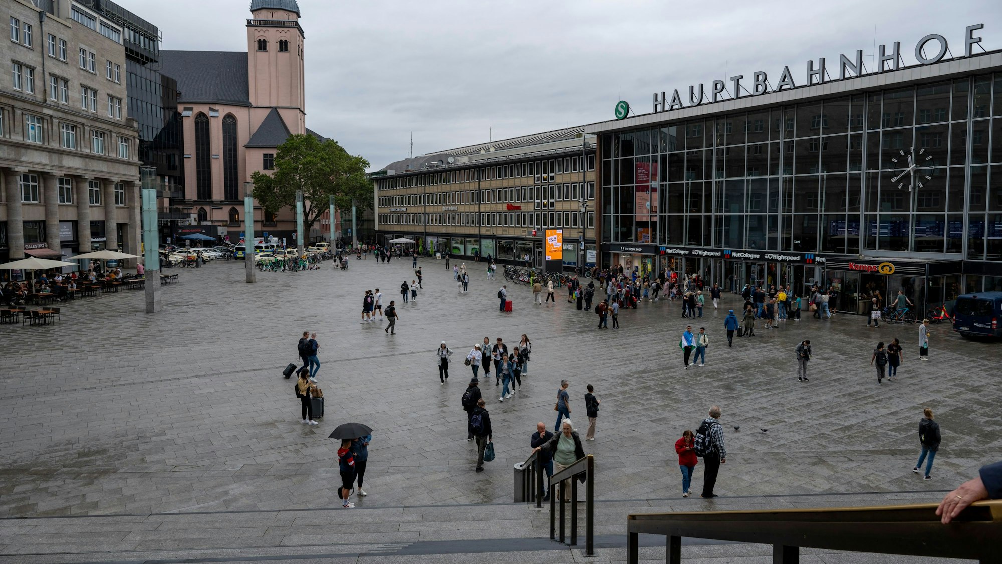 Blick auf den Bahnhofsvorplatz und den Hauptbahnhof in Köln.