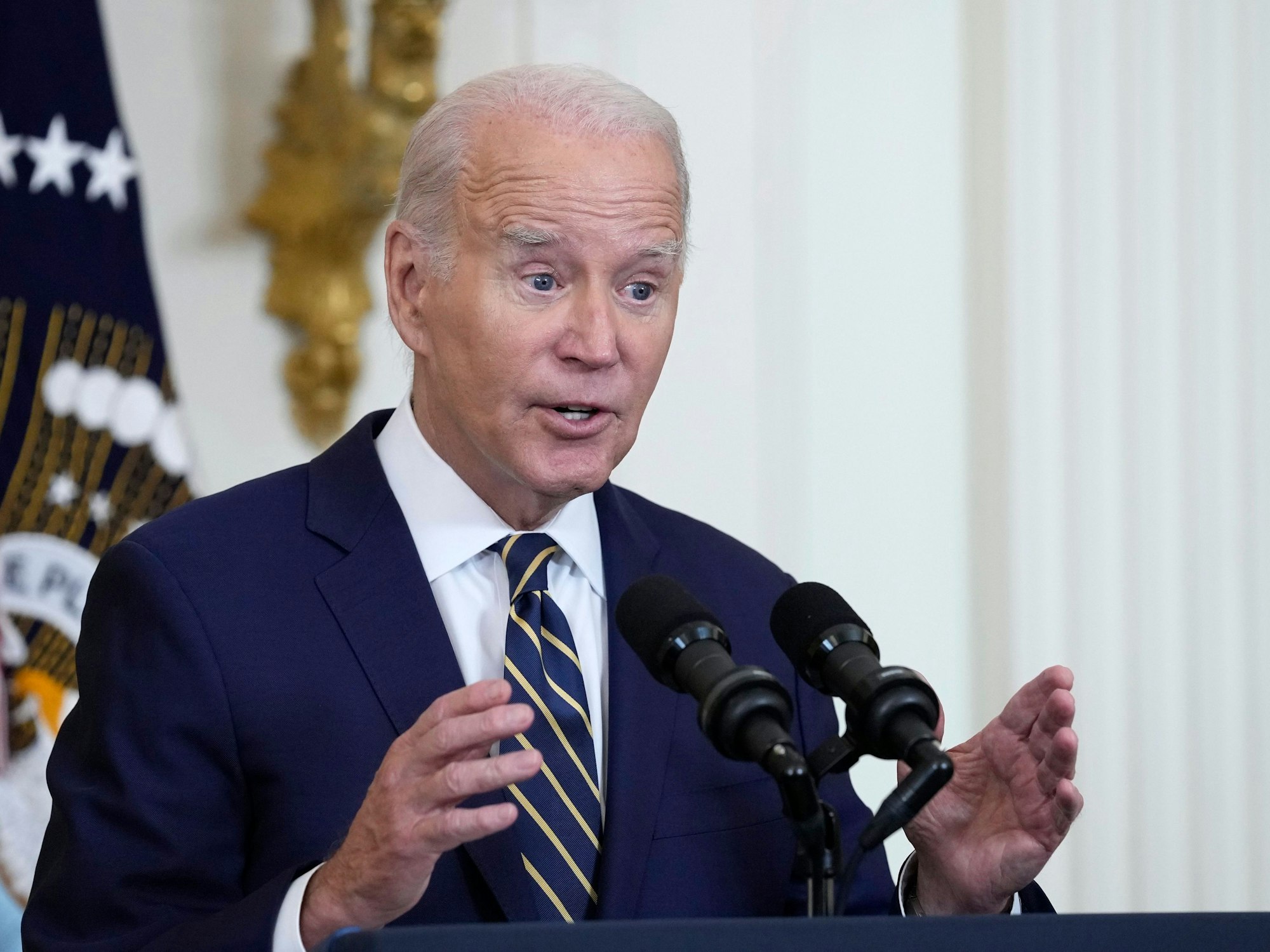 Joe Biden spricht im Weißen Haus.