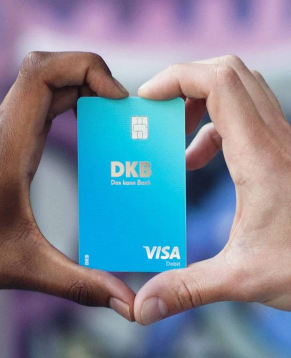 Visa-Karte mit Herzhänden