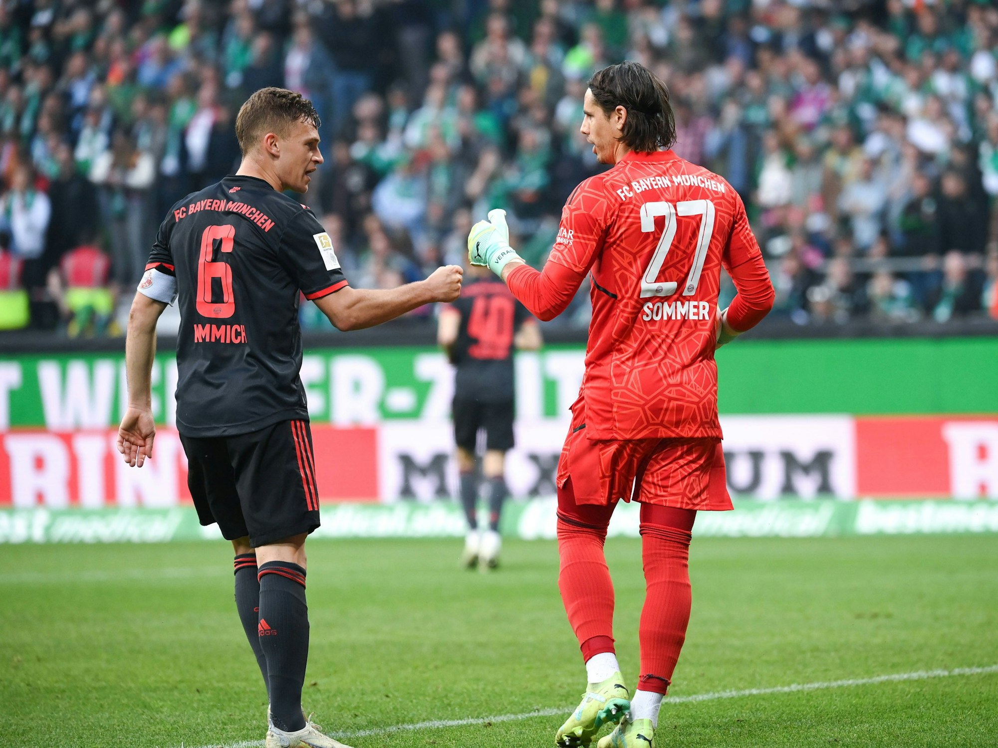 Joshua Kimmich und Yann Sommer klatschen sich gegenseitig ab.