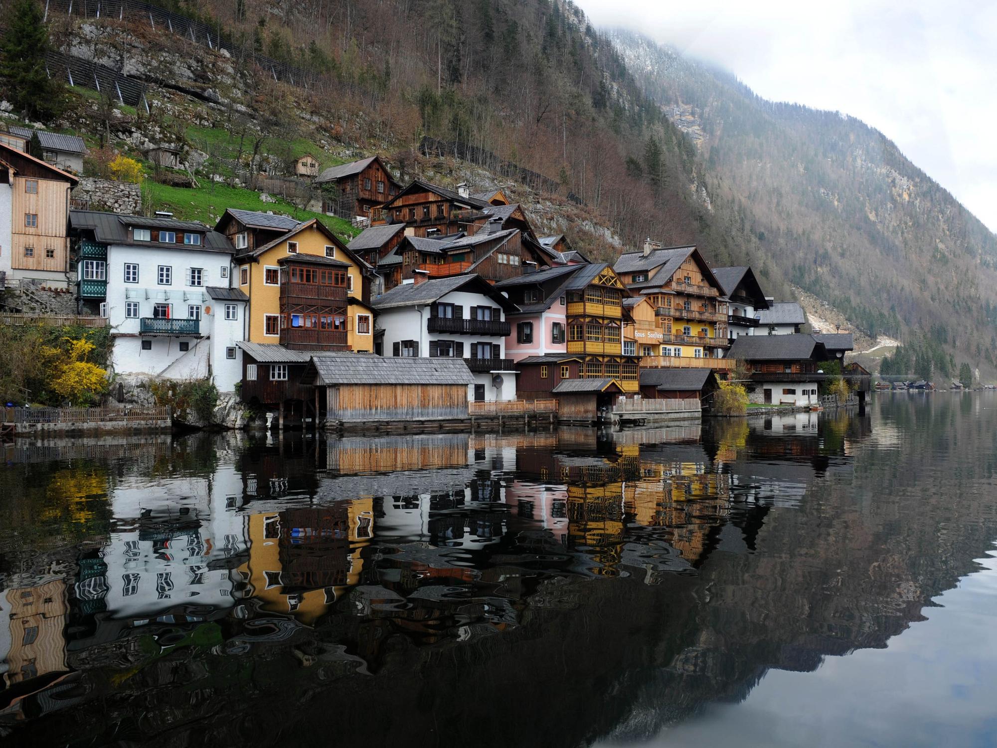 Die bunten Häuschen von Hallstatt am Hallstätter See in Österreich