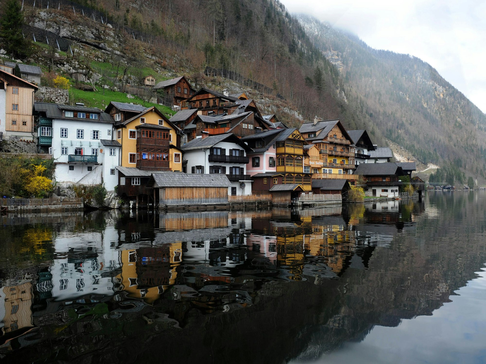 Die bunten Häuschen von Hallstatt am Hallstätter See in Österreich