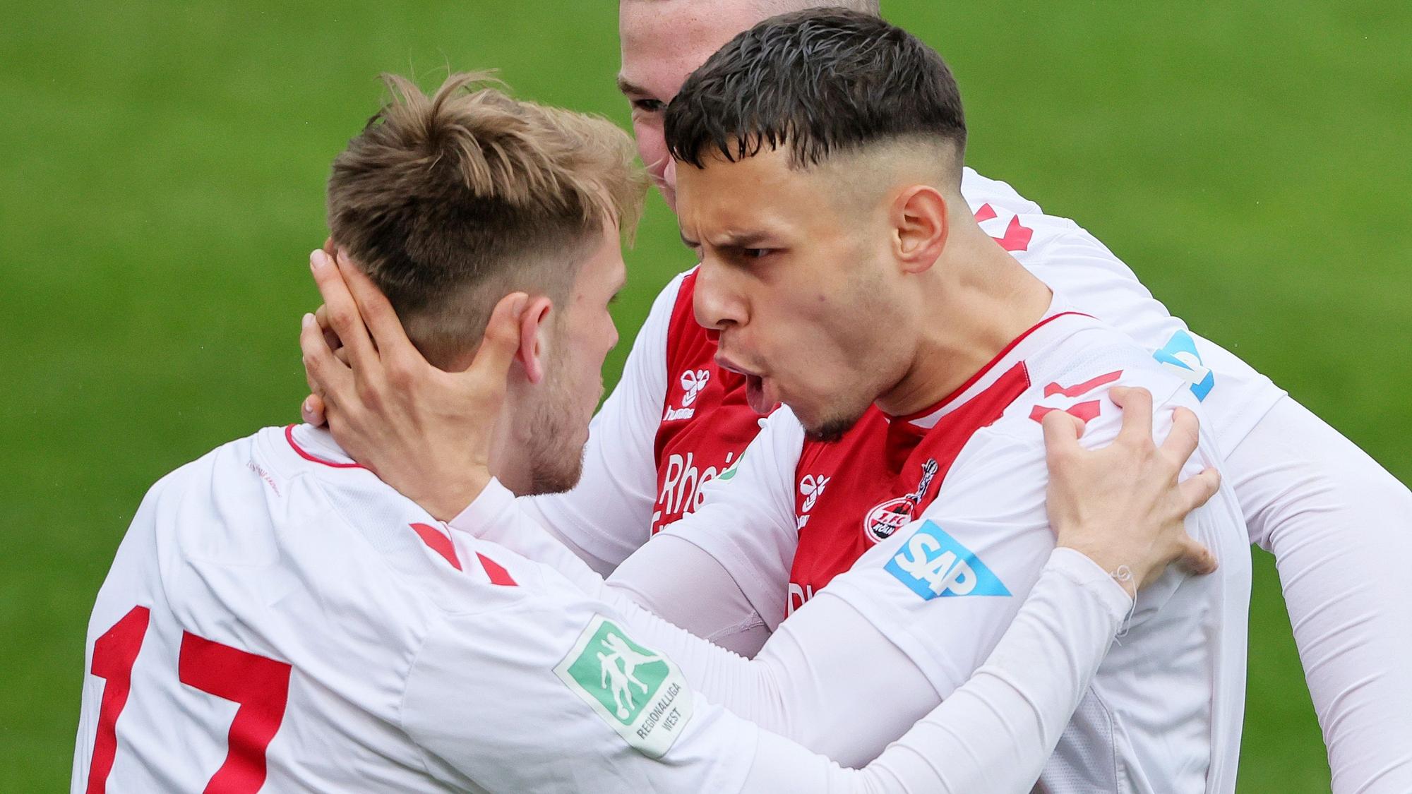 Georg Strauch (l.) und Teoman Akmestanli freuen sich über ein Tor der U21 des 1. FC Köln im Spiel gegen Wiedenbrück.