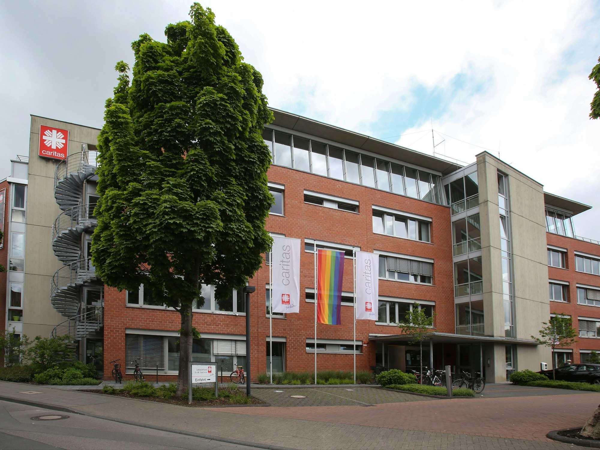 Der Eingang des Caritas-Gebäudes in Köln-Ehrenfeld.