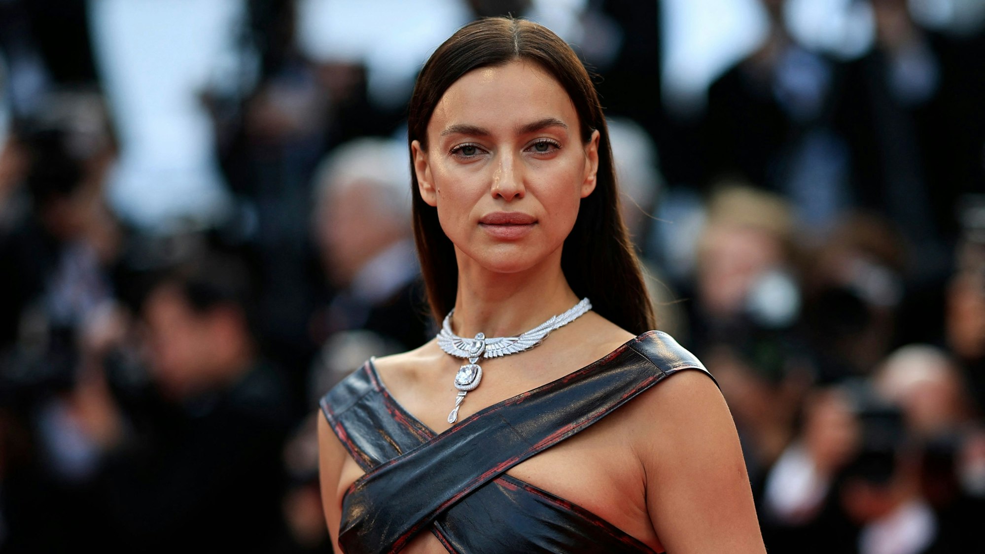 Irina Shayk posiert auf dem roten Teppich in Cannes.