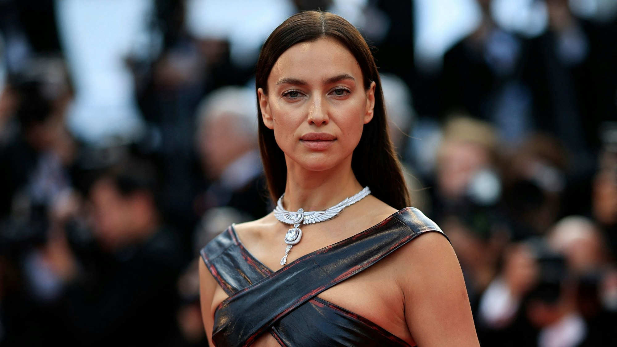 Irina Shayk posiert auf dem roten Teppich in Cannes.