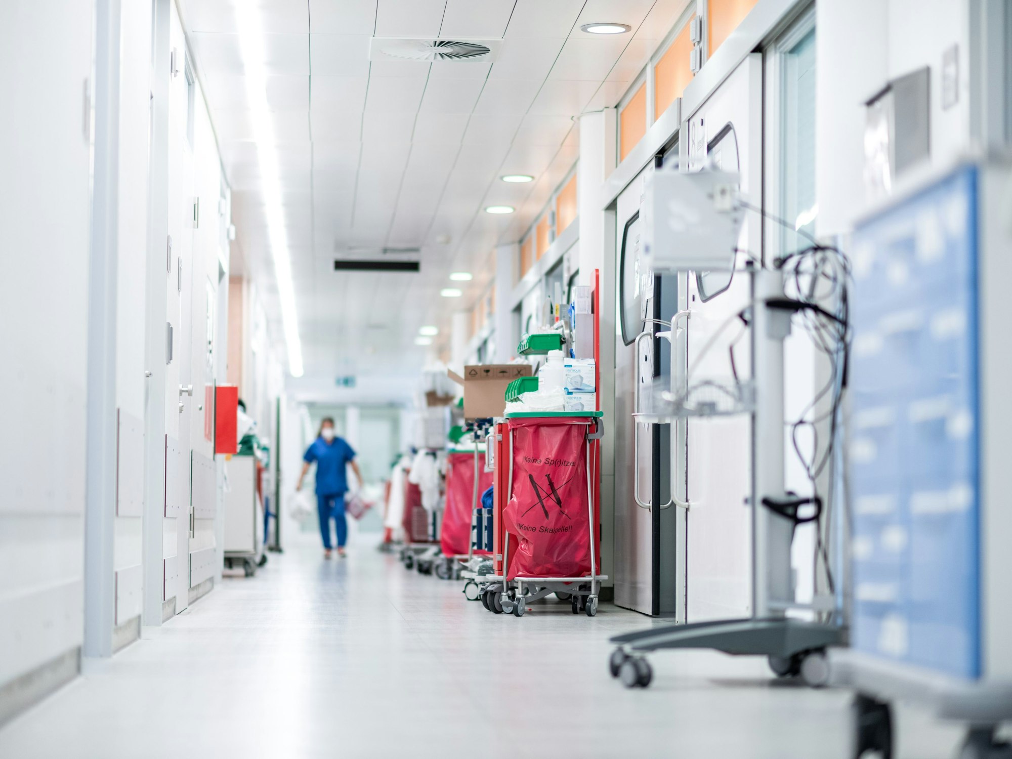 Eine Mitarbeiterin der Pflege läuft über einen Gang auf der Corona-Intensivstation des Universitätsklinikums Essen, hier im September 2021.