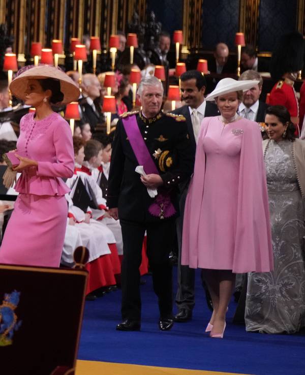 König Felipe VI. von Spanien (l-r) und Königin Letizia von Spanien sowie König Willem-Alexander der Niederlande und Königin Maxima der Niederlande kommen zur Krönungszeremonie von König Charles III. und Camilla, der Königingemahlin, in der Westminster Abbey an.