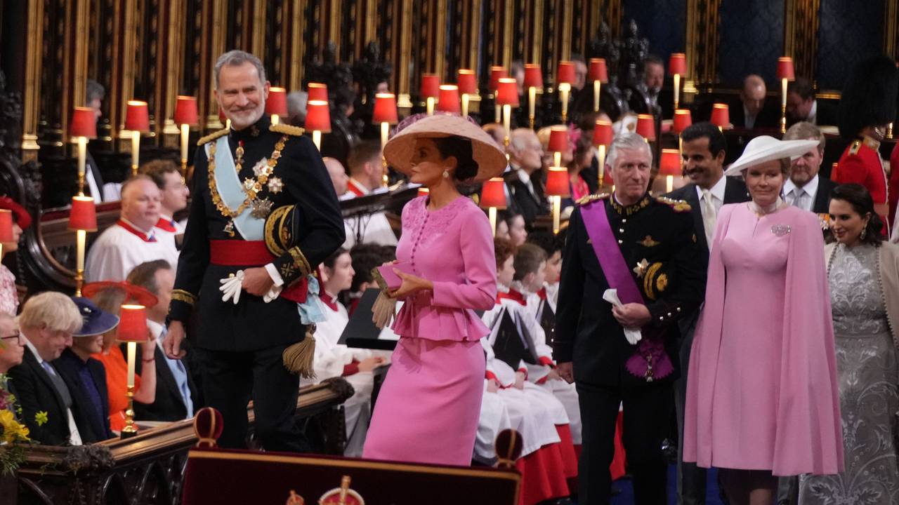 König Felipe VI. von Spanien (l-r) und Königin Letizia von Spanien sowie König Willem-Alexander der Niederlande und Königin Maxima der Niederlande kommen zur Krönungszeremonie von König Charles III. und Camilla, der Königingemahlin, in der Westminster Abbey an.