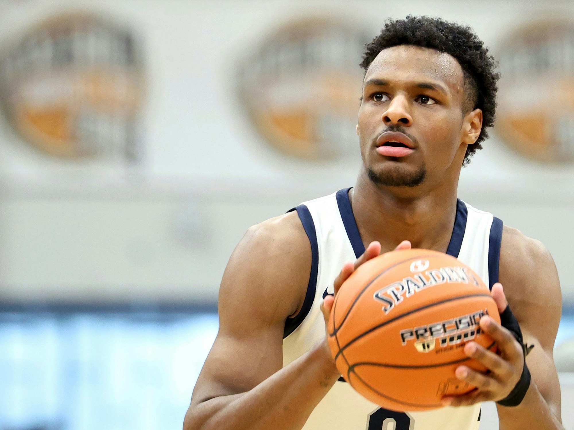 Bronny James mit Ball in der Hand.