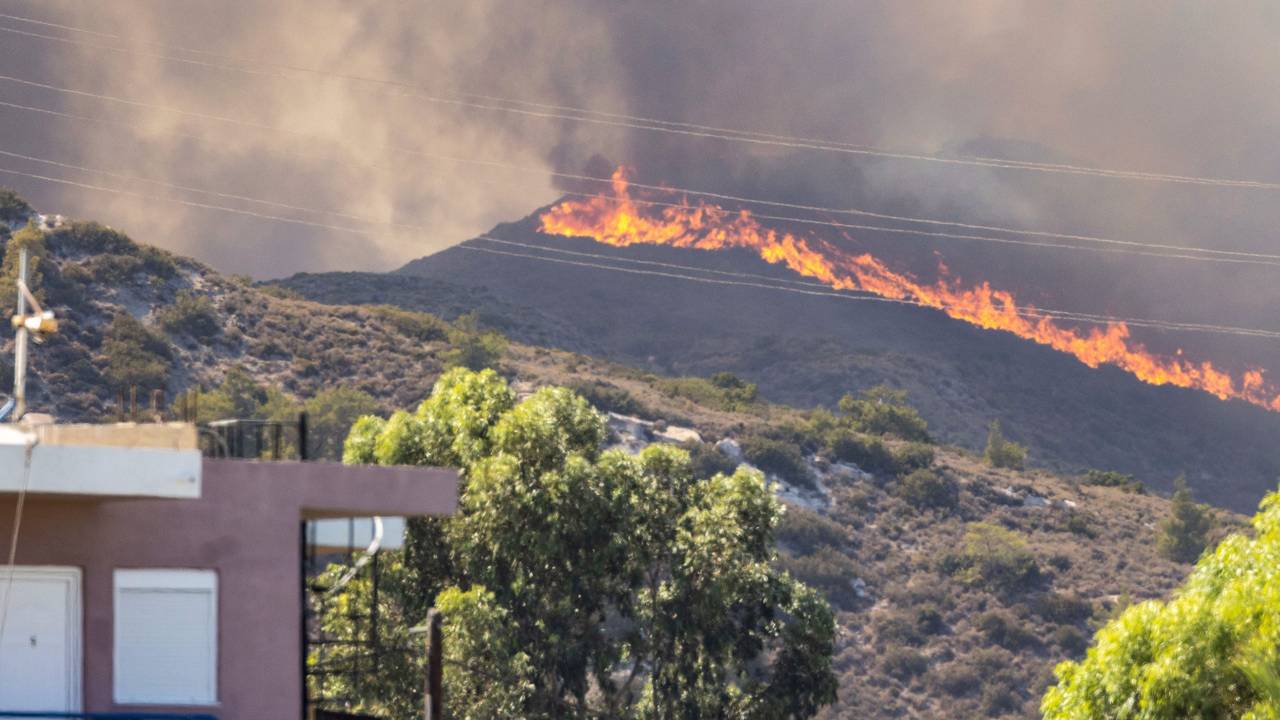 Ein Waldbrand nahe der Ortschaft Gennadi auf der griechischen Insel Rhodos, hier im Juli 2023.