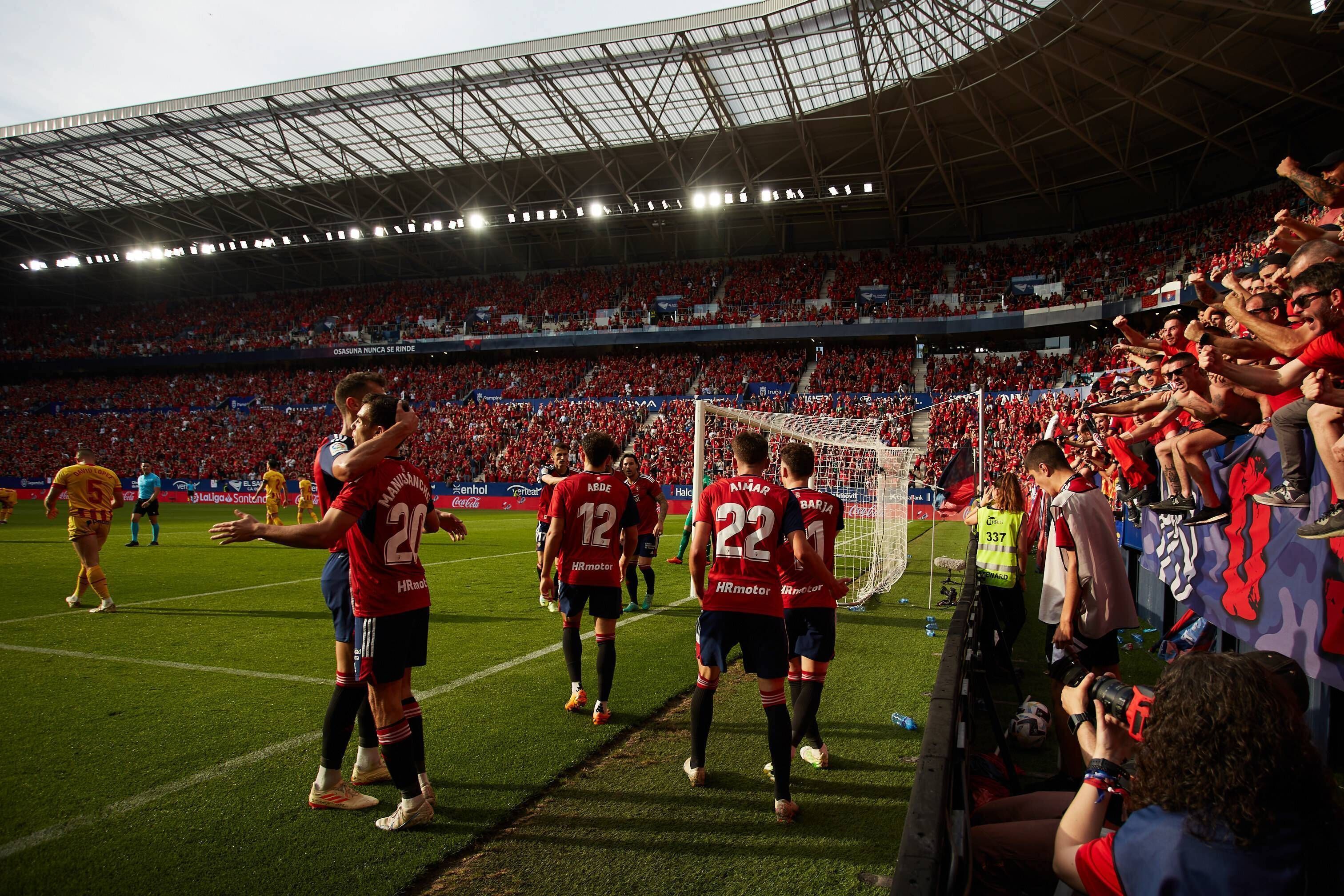 Die Spieler des CA Osasuna jubeln vor den Fans.