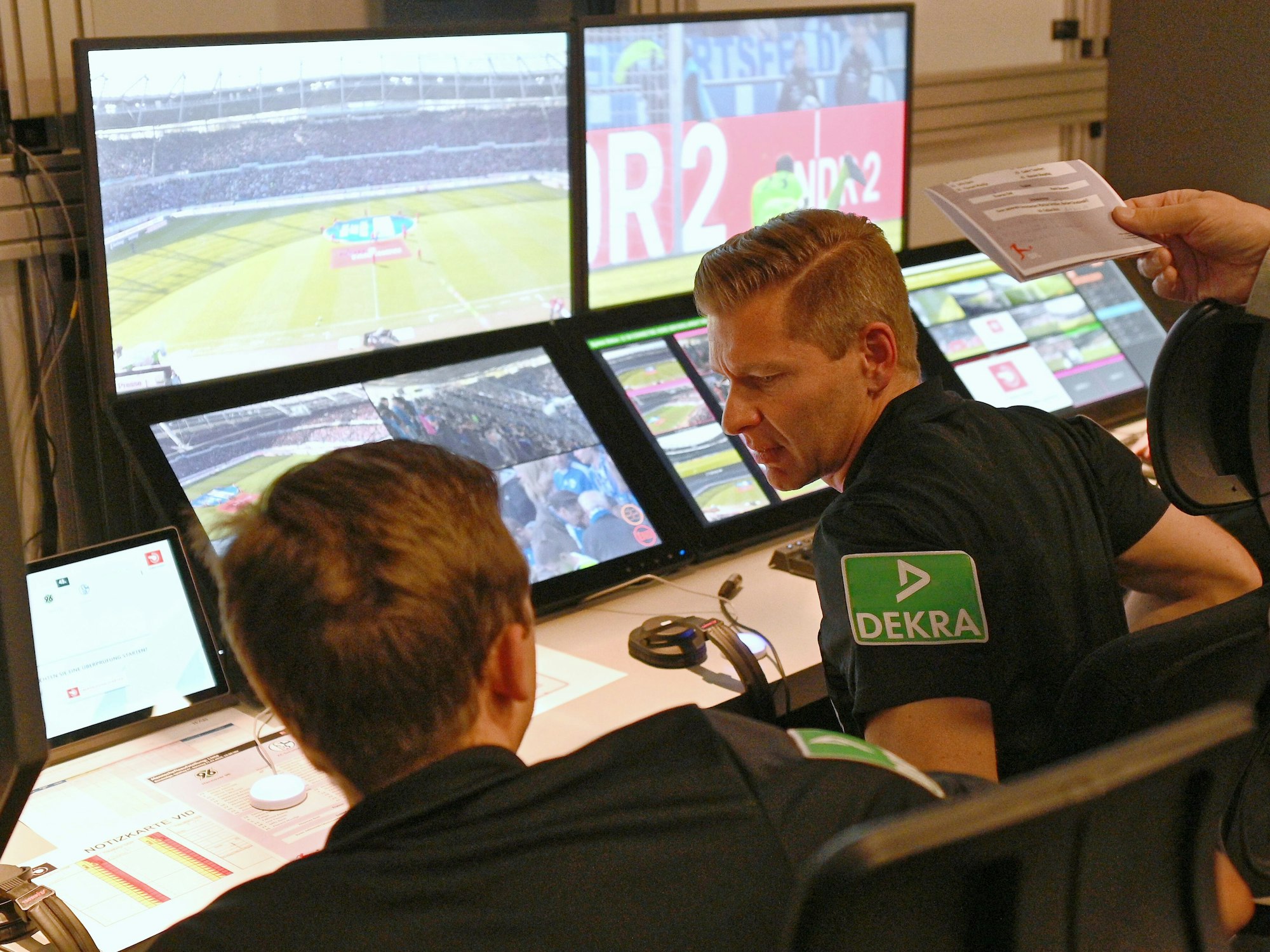 Die Video-Assistenten Mark Borsch (l) und Tobias Welz (r) sitzen an ihrem Platz.