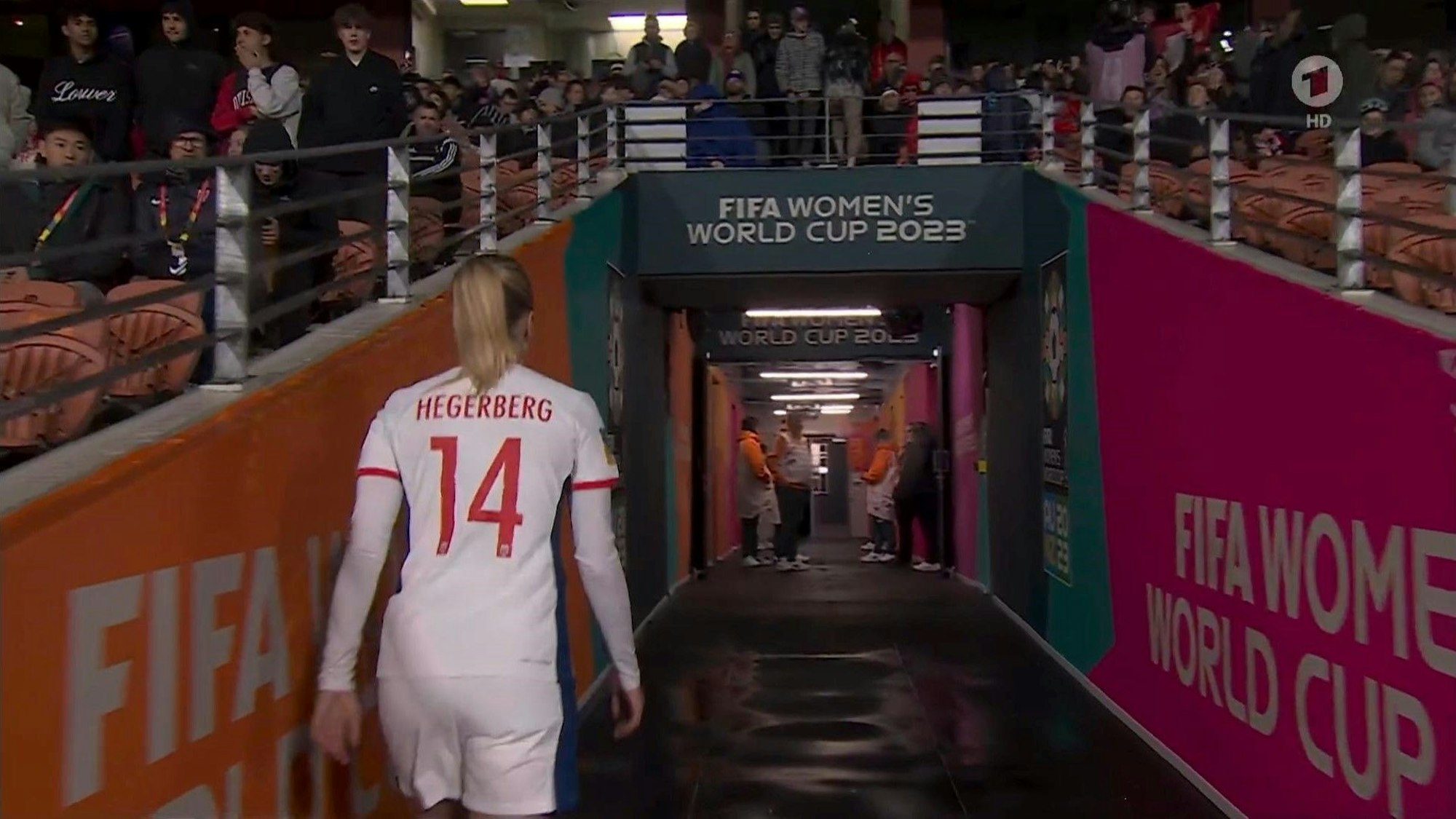 Ada Hegerberg geht zurück in die Kabine.