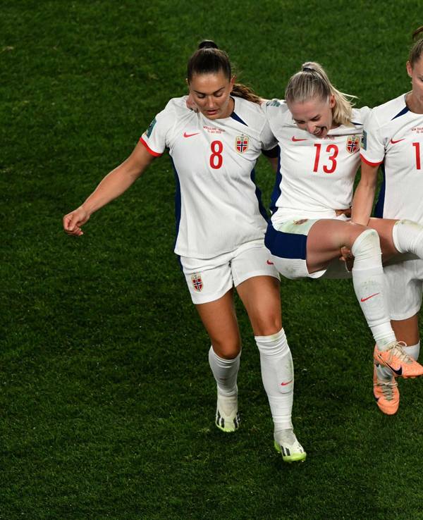 Caroline Graham Hansen und Vilde Boe Risa tragen Teamkollegin Thea Bjelde vom Feld.