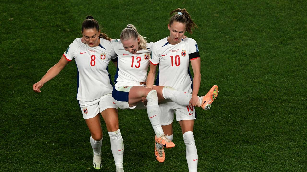 Caroline Graham Hansen und Vilde Boe Risa tragen Teamkollegin Thea Bjelde vom Feld.