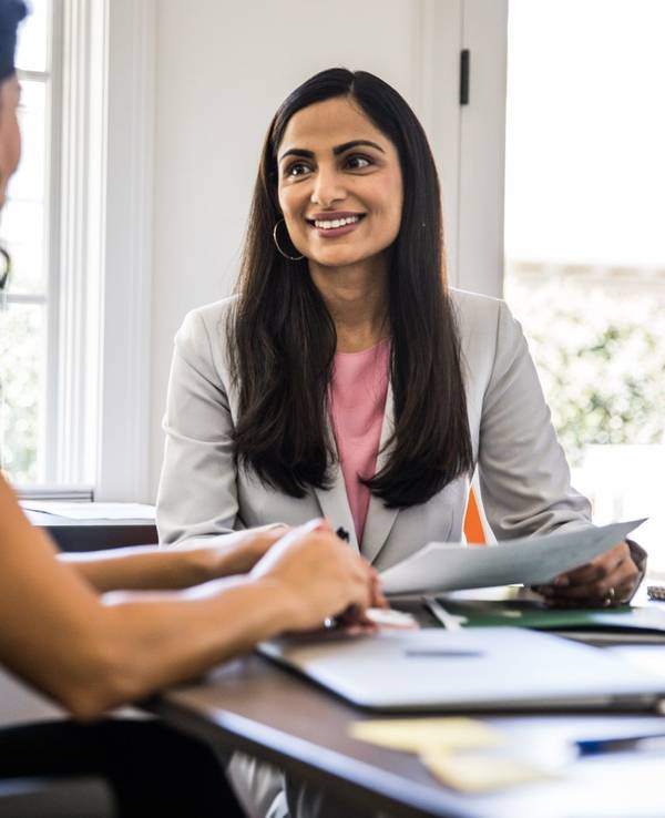Business-Frauen sitzen am Tisch.