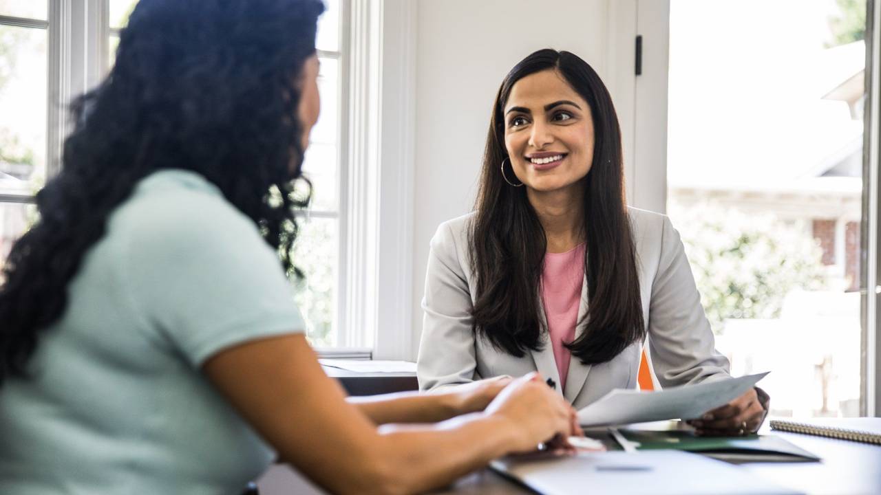 Business-Frauen sitzen am Tisch.