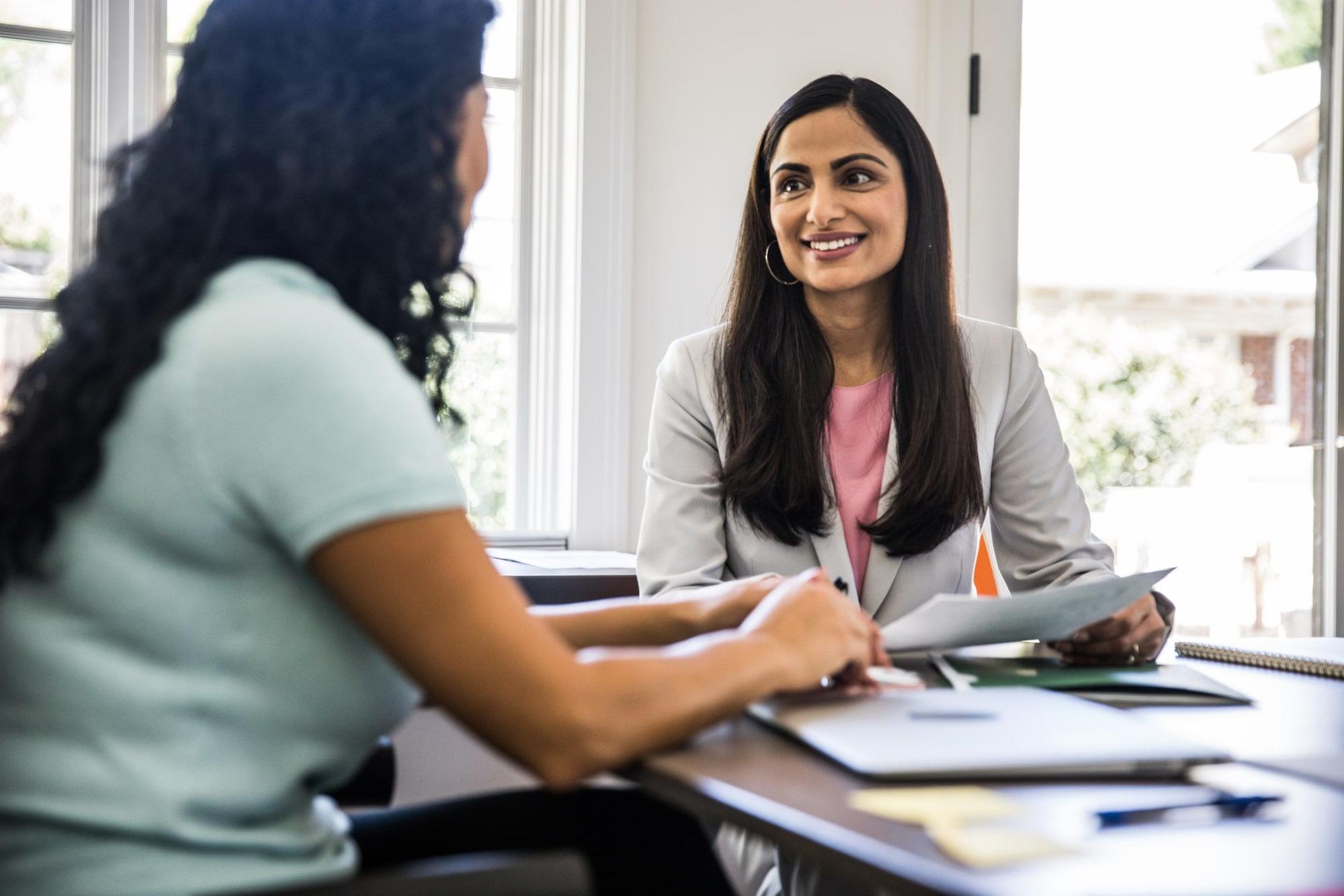 Business-Frauen sitzen am Tisch.