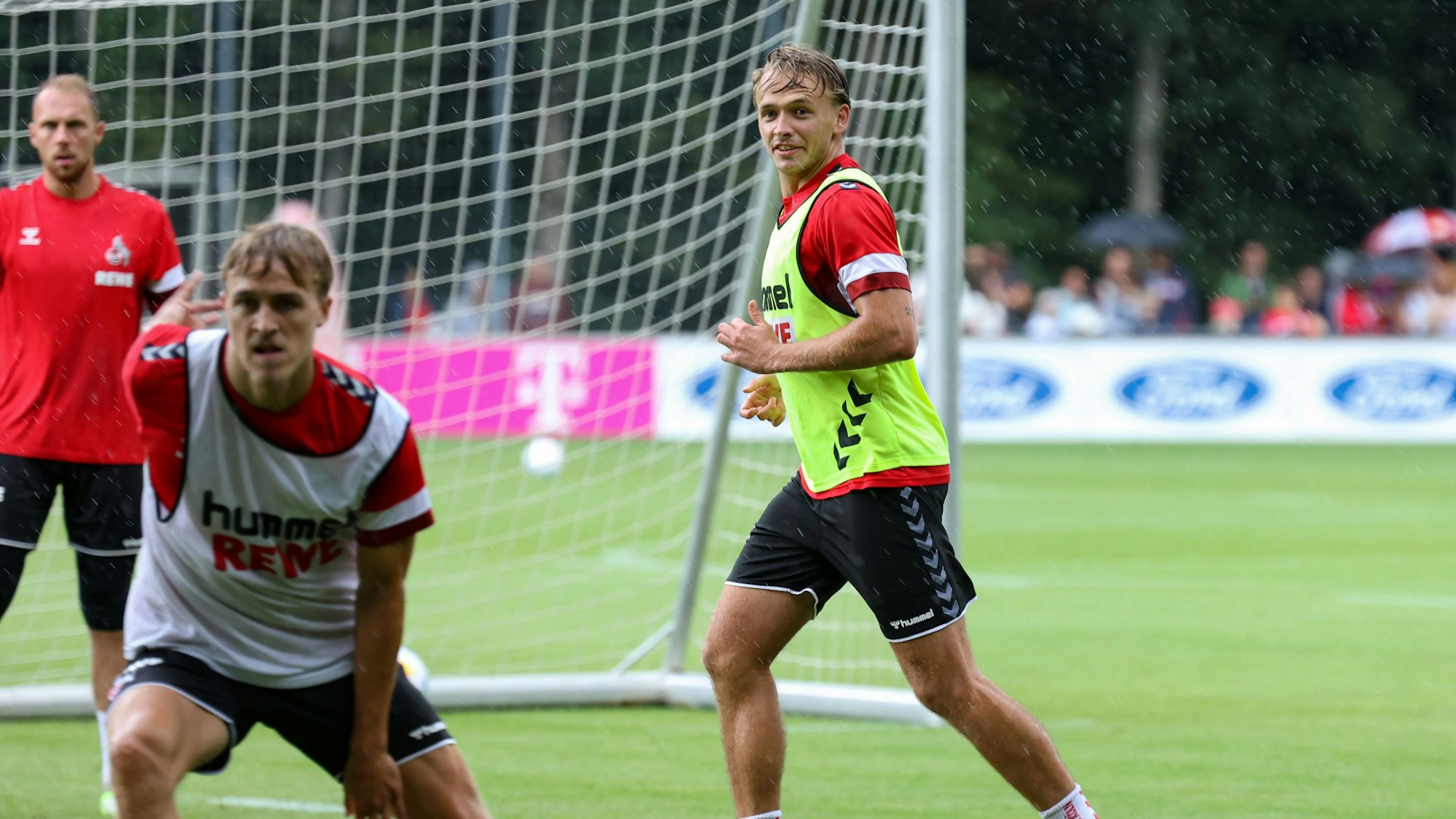Mathias Olesen gut gelaunt beim Training des 1. FC Köln.