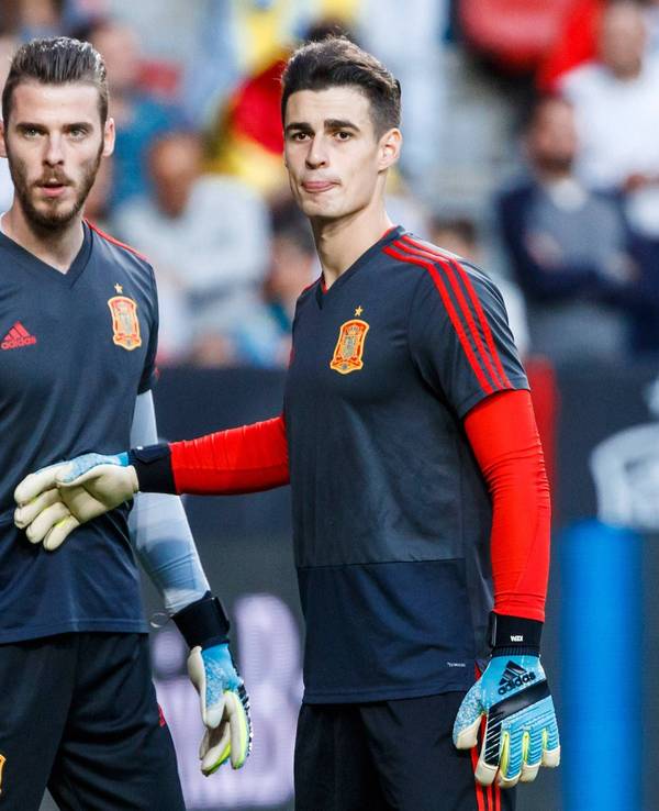 Die Spanien-Torhüter David De Gea (l.) und Kepa Arrizabalaga beim Aufwärmen.