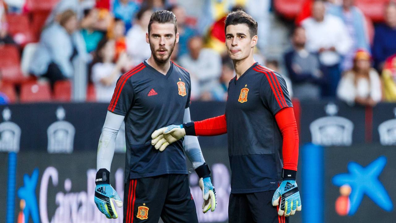 Die Spanien-Torhüter David De Gea (l.) und Kepa Arrizabalaga beim Aufwärmen.