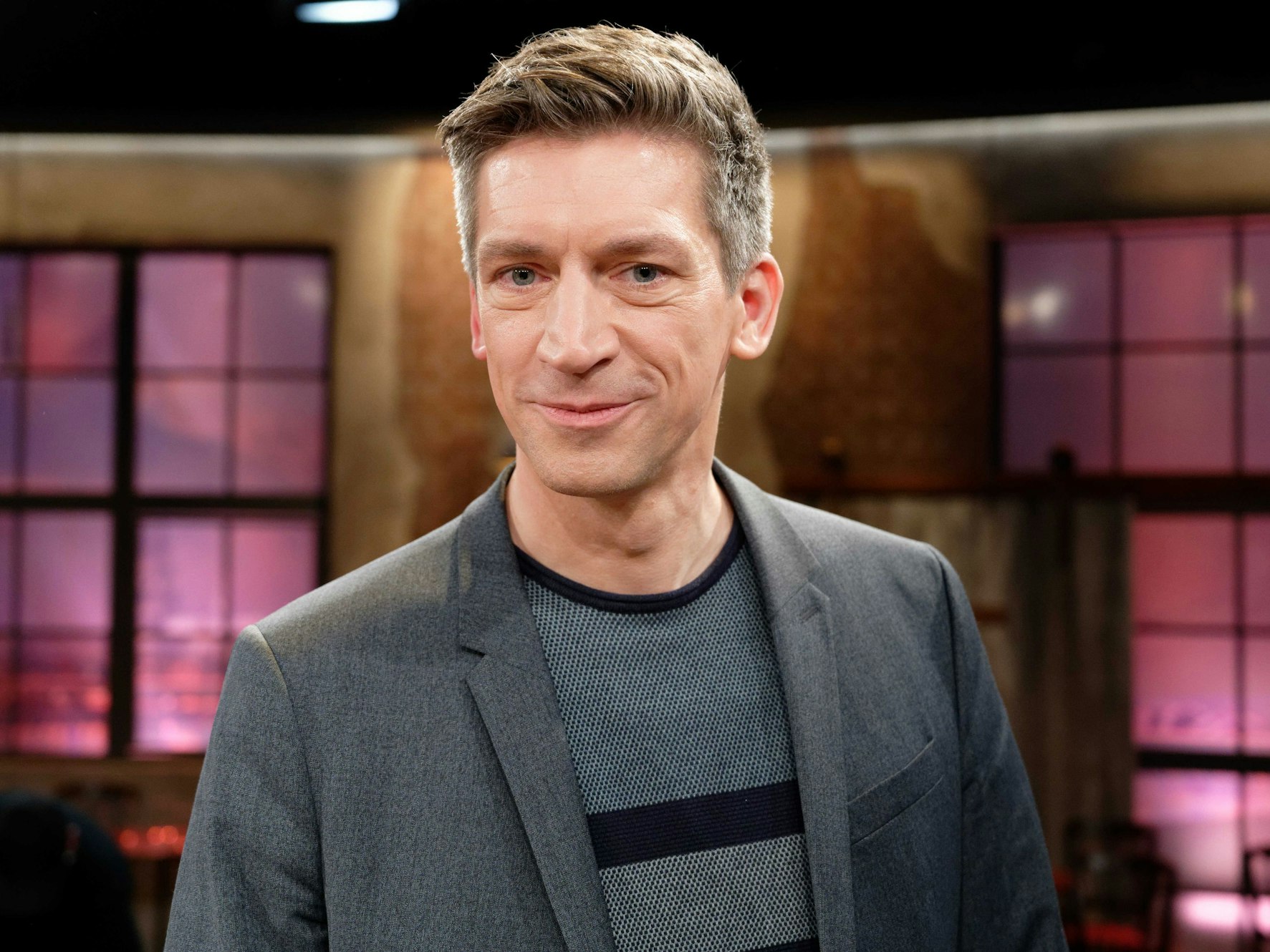 Steffen Hallaschka lächelt in die Kamera.