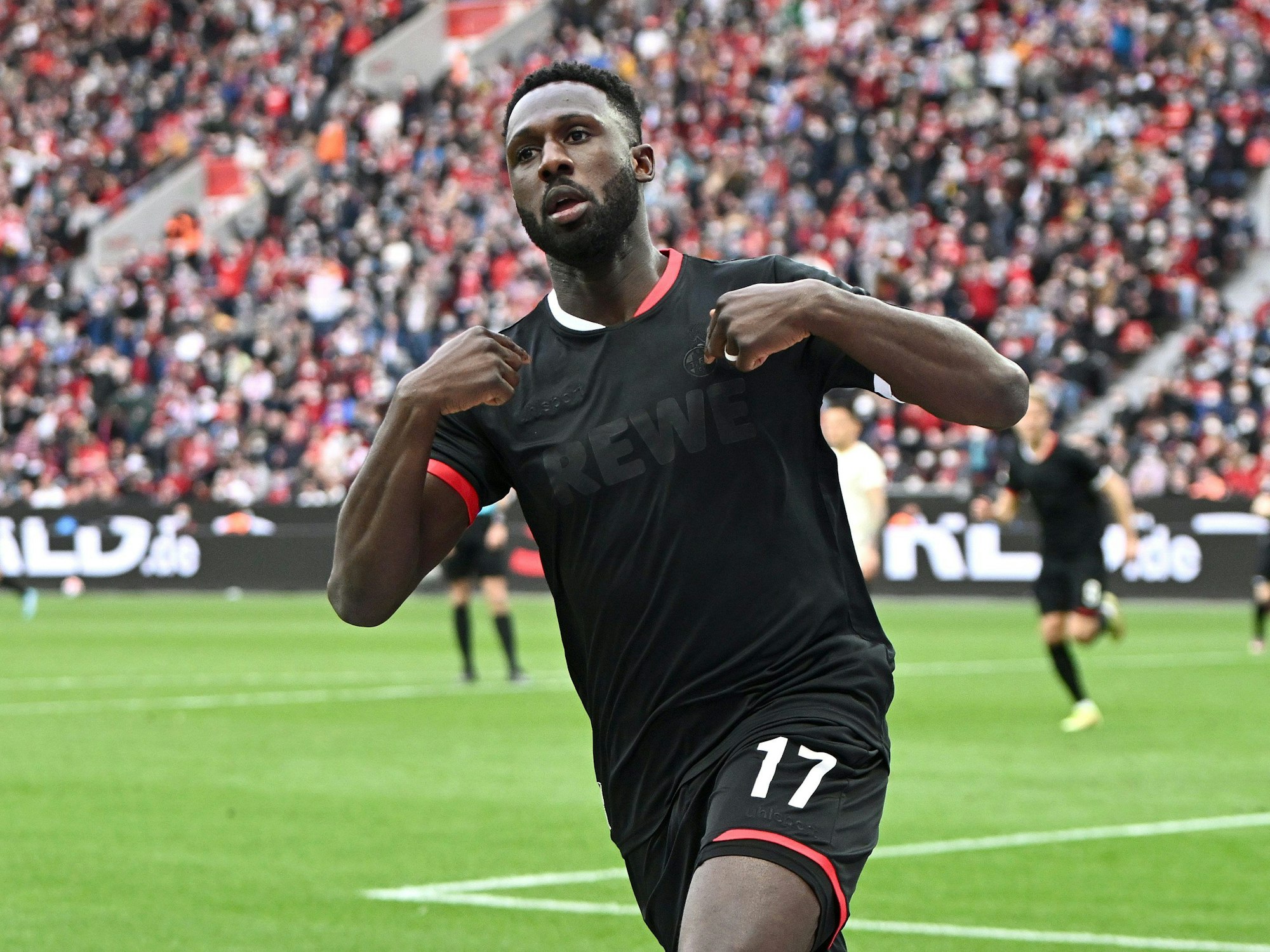 Kingsley Schindler jubelt über seinen Treffer gegen Bayer Leverkusen.